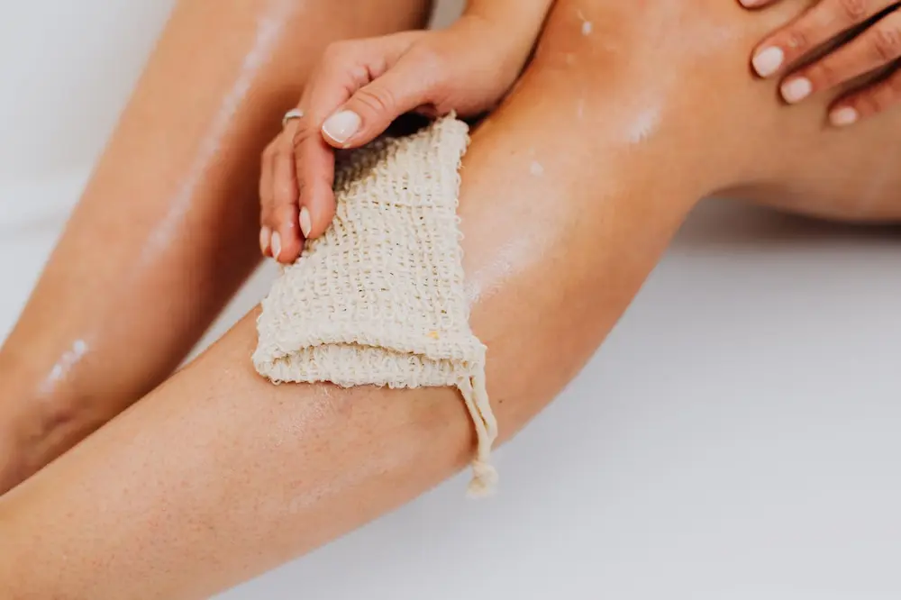 Gel exfoliant naturel suisse — soin corps gommage douceur